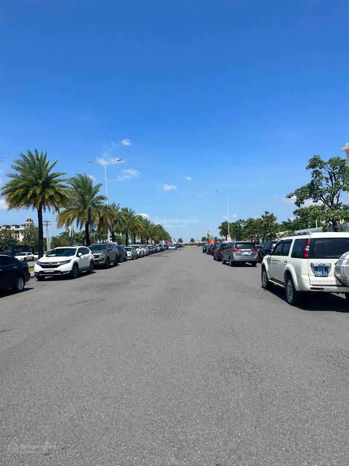 Biệt thự song lập 10x20m giá 11,9 tỷ bao phí, thuế, đường 14m, đối diện công viên, nhà sẵn