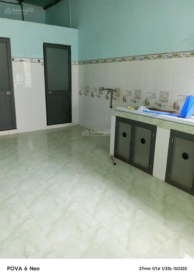 Cần bán 1 lô đất có căn nhà cũ  chỉ 950tr 1216m2