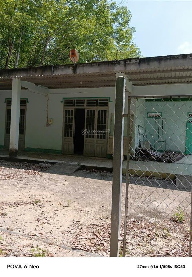 Cần bán 1 lô đất có căn nhà cũ  chỉ 950tr 1216m2