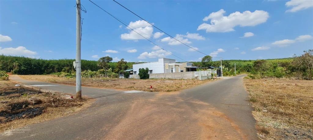 Nhà mình cần bán gấp lô đất thổ cư đã có sổ hồng ở đá bạc. ace có nhu cầu  0785 555 ***