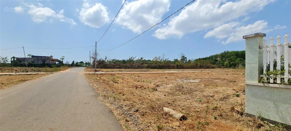 Nhà mình cần bán gấp lô đất thổ cư đã có sổ hồng ở đá bạc. ace có nhu cầu  0785 555 ***