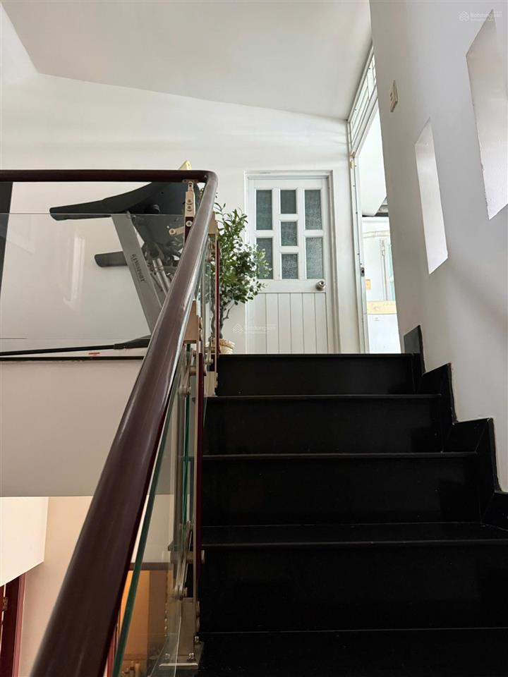 Cần bán biệt thự khu vip biệt thự phường tây thạnh, dt 7mx18m, xd 2 lầu, sân thượng, nhà ở liền