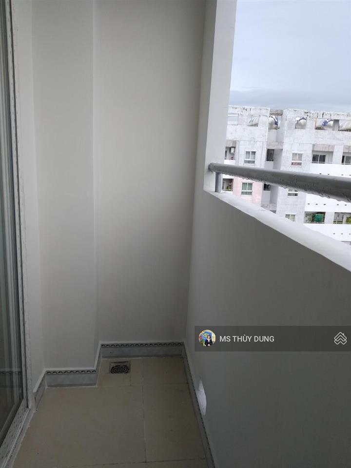 Căn góc 50m2 thoáng mát có 2pn tại hqc plaza giá 950 triệu  2pn  2wc. đt 0909 456 ***