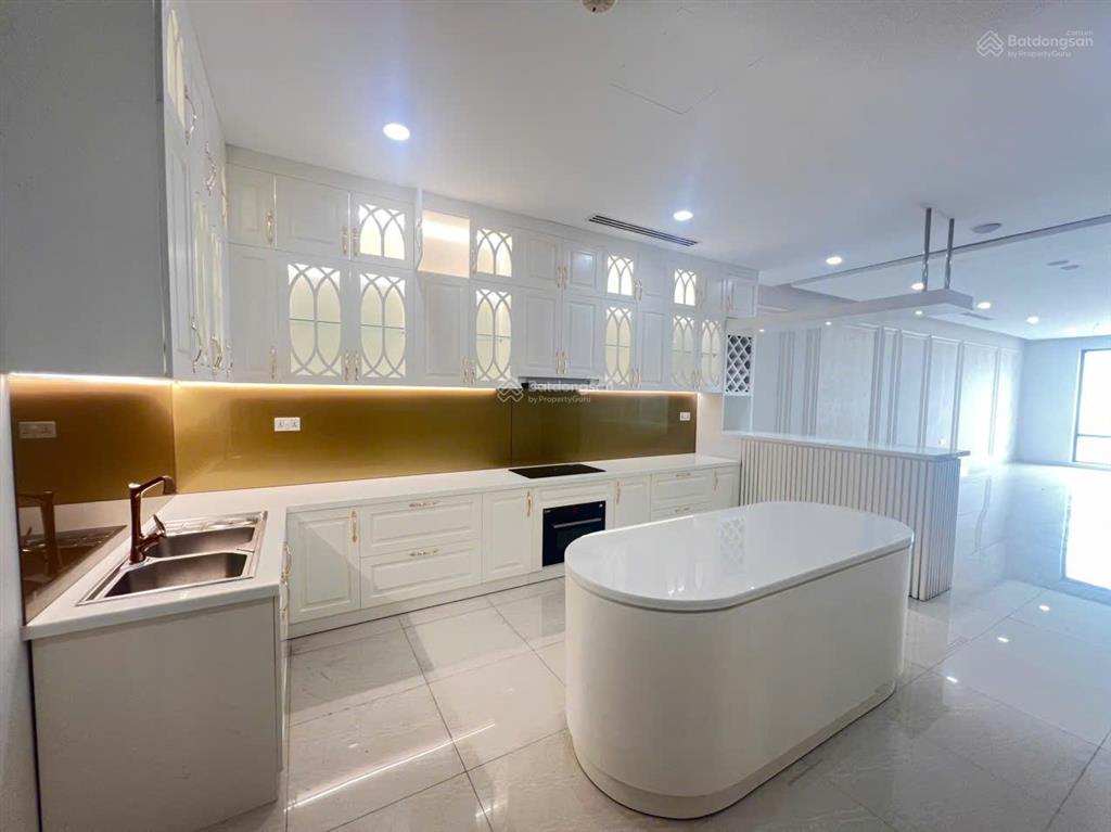 Bán căn officetel tầng 15 hướng đb, giá 2,3 tỷ 33m2. đang sẵn hđ thuê 12tr/tháng.  0909 456 ***