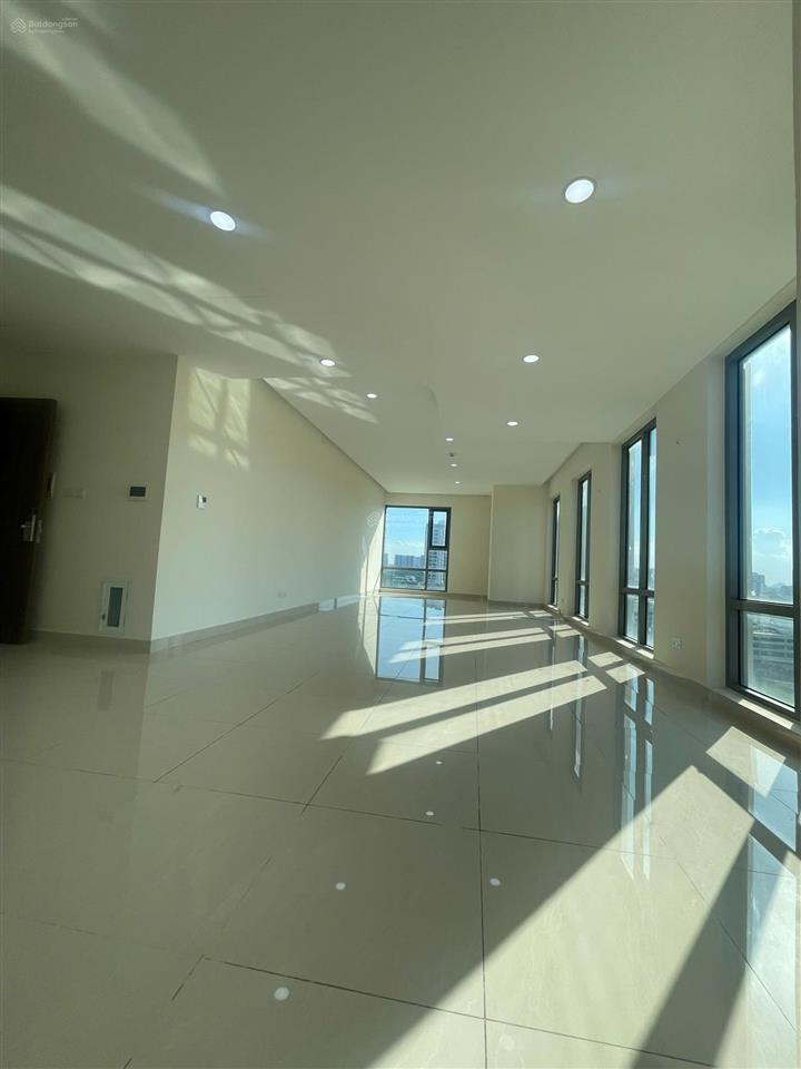 Bán căn officetel tầng 15 hướng đb, giá 2,3 tỷ 33m2. đang sẵn hđ thuê 12tr/tháng.  0909 456 ***
