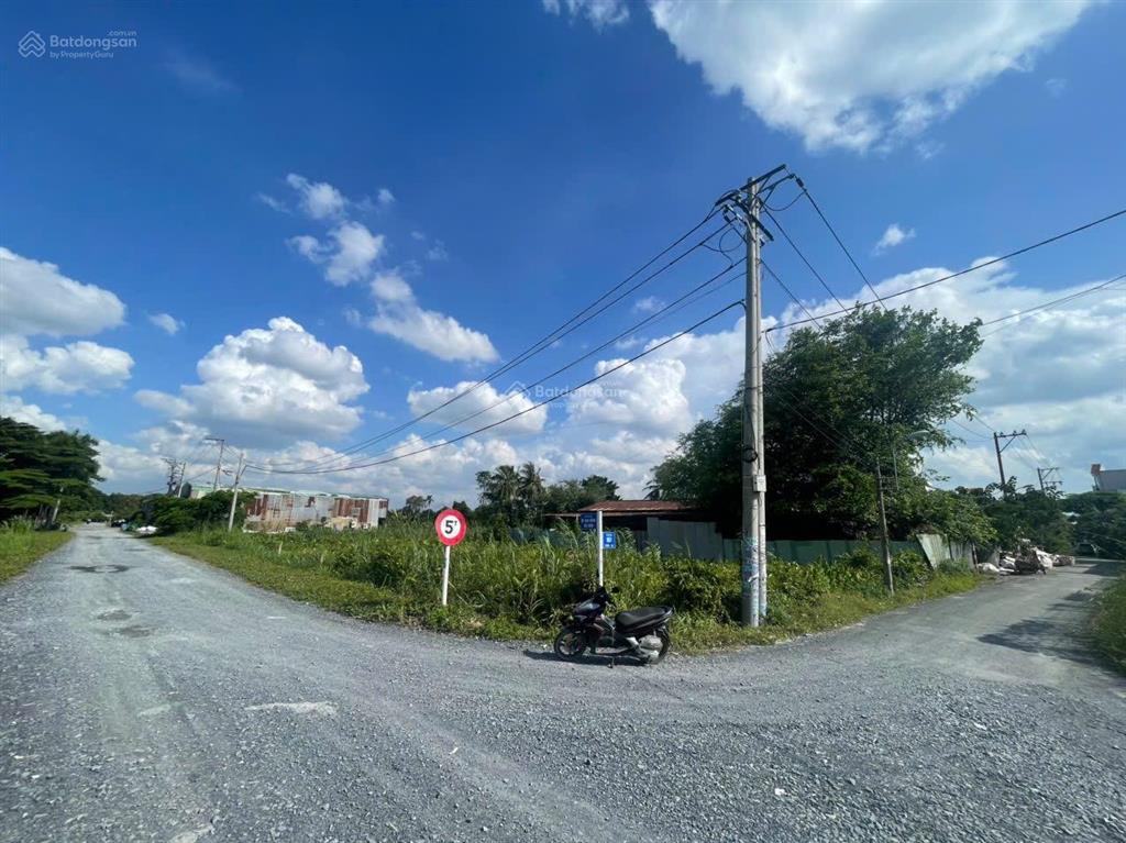 Lô góc 2mt sông sài gòn, dt 800m2 ( 15m x 47m) nở hậu 18.7m