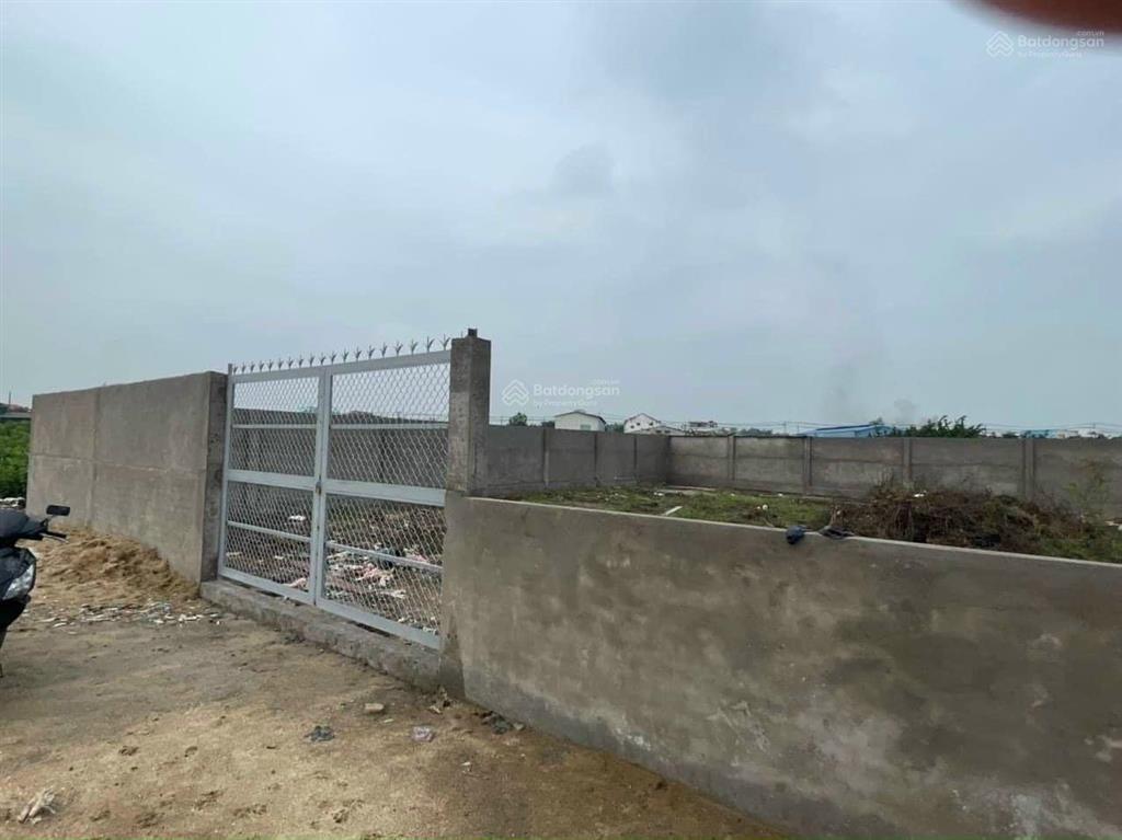 Bán đất dt 1000m2, ngang 32m, xây sẵn tường rào cổng ngõ, đường oto tới tận đất, giá rẻ