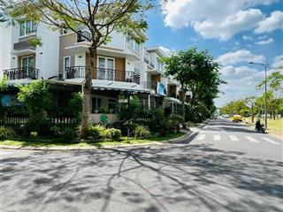 Bán căn góc 2 mặt tiền dt 173m2 đầy đầu nội thất, view công viên siêu mát