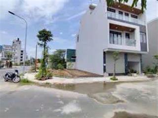 Có 100 nền đã ra sổ hồng riêng từng nền. giá 15 triệu/m2.  0906 978 ***