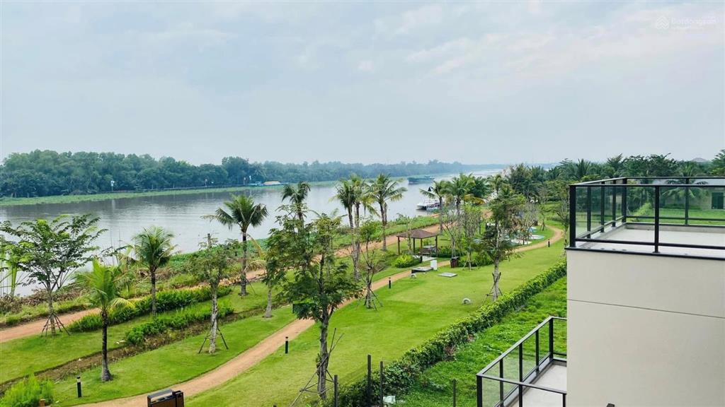 Cần bán căn biệt thự 315m2 view kênh đào  xây dựng 1 trệt 1 lầu  thuộc kđt waterpoint 355ha.