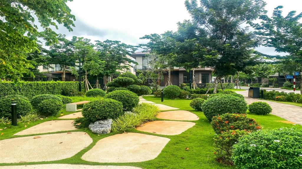 Cần bán căn biệt thự 315m2 view kênh đào  xây dựng 1 trệt 1 lầu  thuộc kđt waterpoint 355ha.