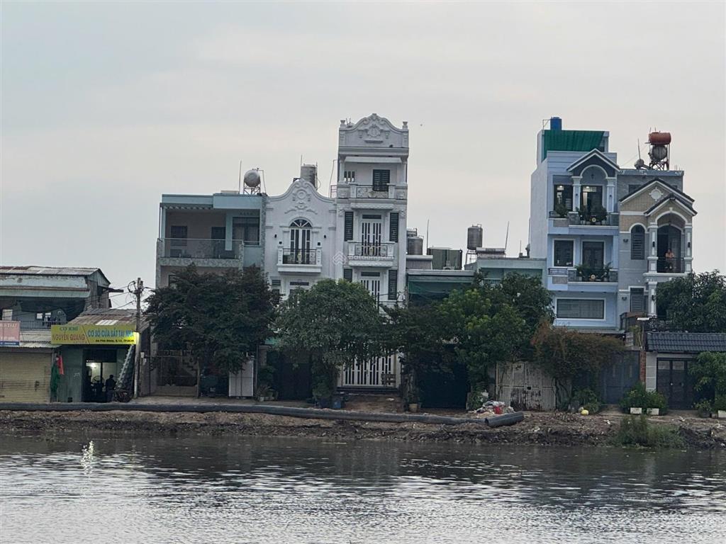 Bán nhà mặt tiền sông vàm thuật phường an phú đông quận 12, diện tích 4x30m, 1 trệt 2 lầu 1 tum