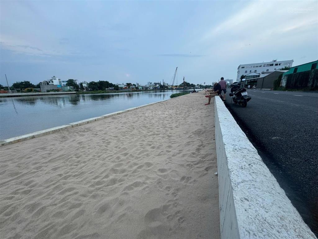 Bán nhà mặt tiền sông vàm thuật phường an phú đông quận 12, diện tích 4x30m, 1 trệt 2 lầu 1 tum