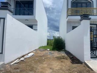 Bán đất lọt khe 2 căn nhà lầu đường sáu thắng thị trấn cần giuộc long an, dt ngang 4,1m dài 23m