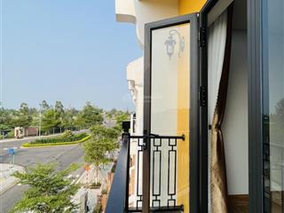 Cho thuê nhà đẹp kđt nam hội an có 5pn 5wc với full nội thất đẹp trục đường chính ngay đầu dự án