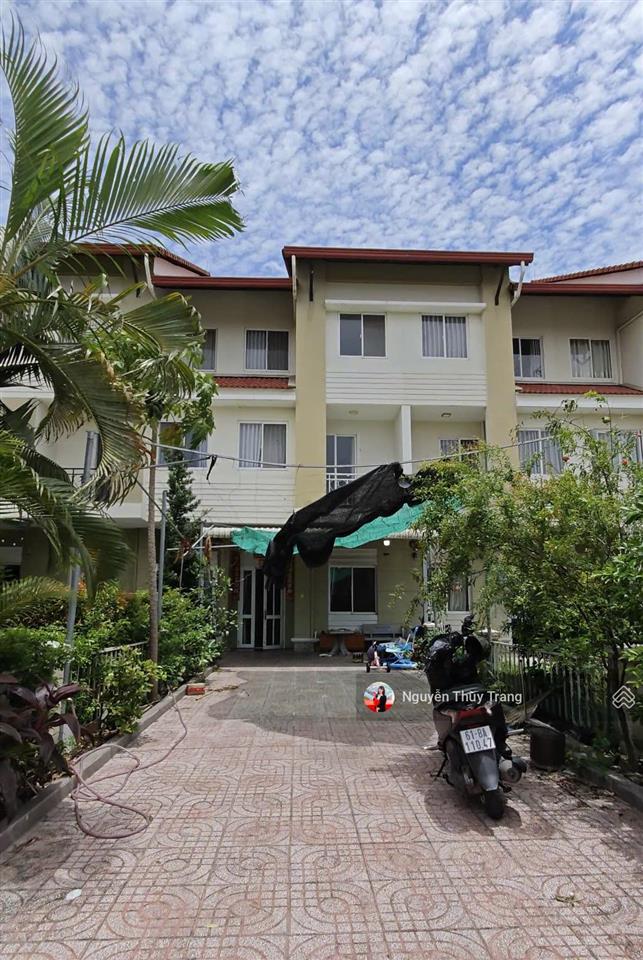 Bán nhanh biệt thự oasis 2 dt đất 150m2. dt sử dụng 244m2. 1 trệt 2 lầu sân thượng. 4pn 5wc