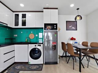 Cần bán căn góc 2 phòng ngủ, view lý tự trọng. giá 7 tỷ 2.  0936 266 *** (diễm)