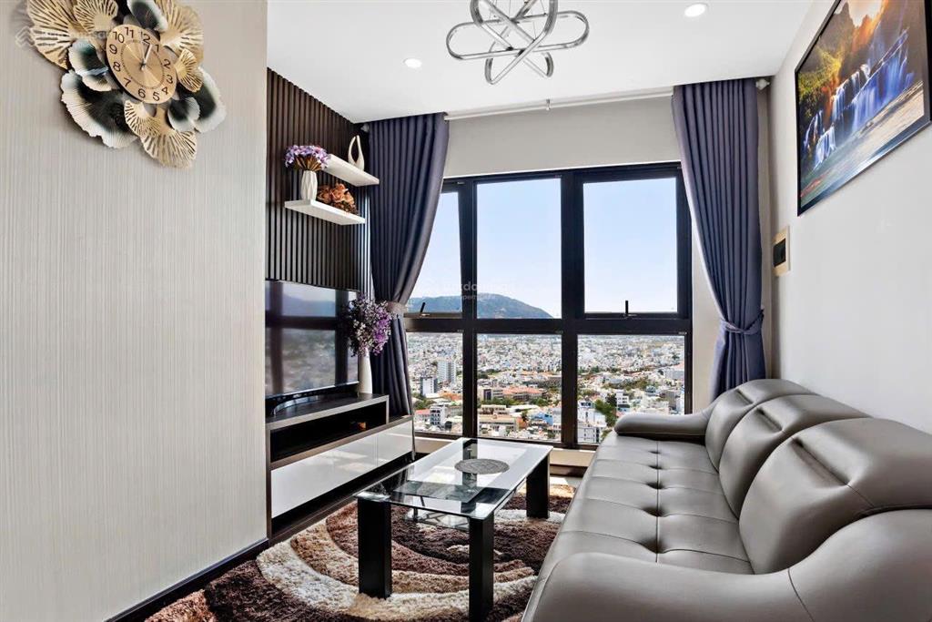 Cần bán căn góc 2 phòng ngủ, view lý tự trọng. giá 7 tỷ 3.  0936 266 *** (diễm)