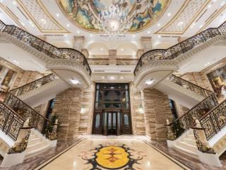 Bán một căn biệt thự duy nhất trên đường nguyễn văn huyên lô góc 452m2 mặt tiền 18m