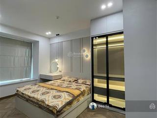 Cần bán gấp the peak m8 midtown 2pn 2wc view hai mặt thoáng đẹp, nhìn hồ bơi và đài phun nước.