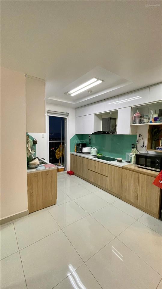 Căn góc có nội thất, có 3 ban công, tầng cao view thoáng, sổ hồng riêng