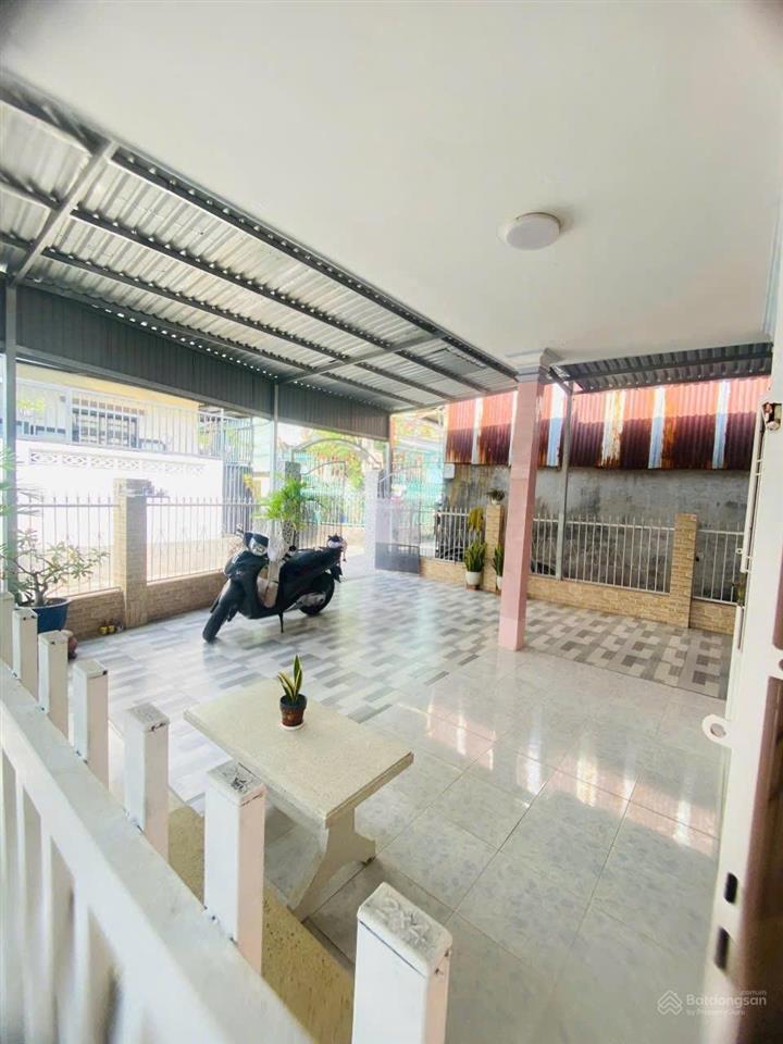 Bán biệt thự giáp sông lớn 11x22m, 214m2 thổ cư giá 32tr/m2 hiện trạng có nhà cấp 4 đã hoàn công