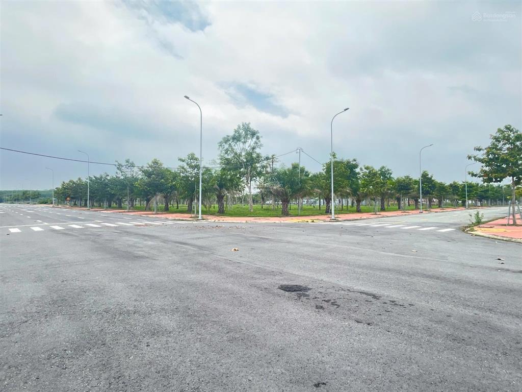 Mega city 2  đất nền tthc nhơn trạch đường 25c giá 1.360 tỷ/nền/110m2 shr  0906 720 ***