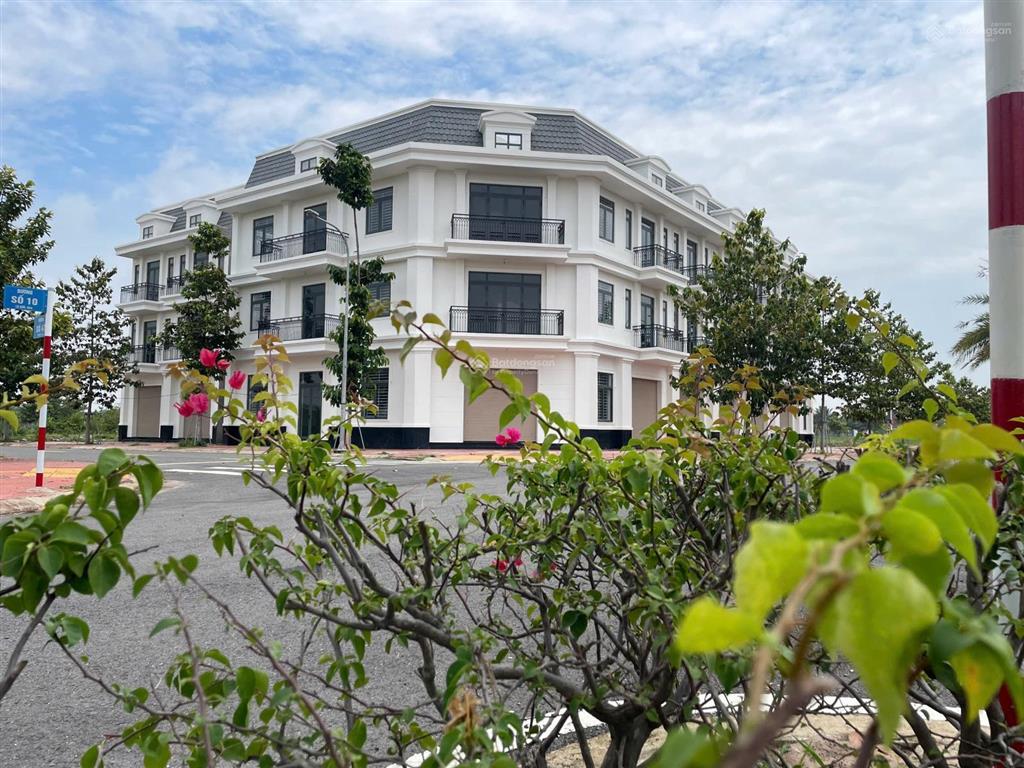 Mega city 2  đất nền tthc nhơn trạch đường 25c giá 1.360 tỷ/nền/110m2 shr  0906 720 ***