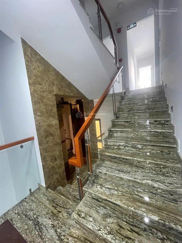 Bán nhà mới xe hơi đến cửa đường võ văn kiệt, q5 sát q1. nhà 5 tầng 6 phòng ngủ. giá 10,2 tỷ