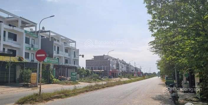 Cho thuê nhà 4 tầng mặt phố ngô miễn 105m2 kđt kim hoa, mê linh 5tr/th  quang 0976 453 ***