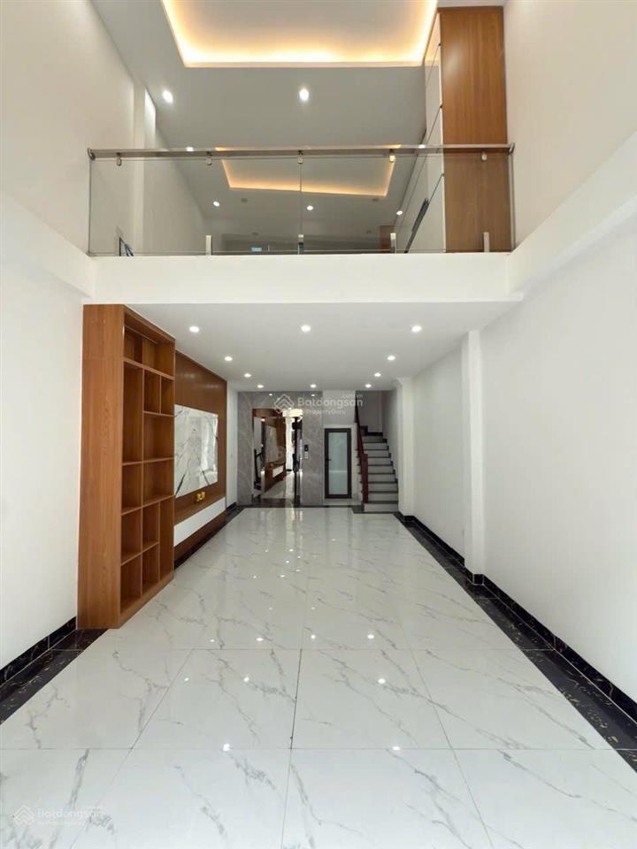 Bán nhà giang biên, hiếm đẹp, lô góc, thang máy, đường nhựa thông