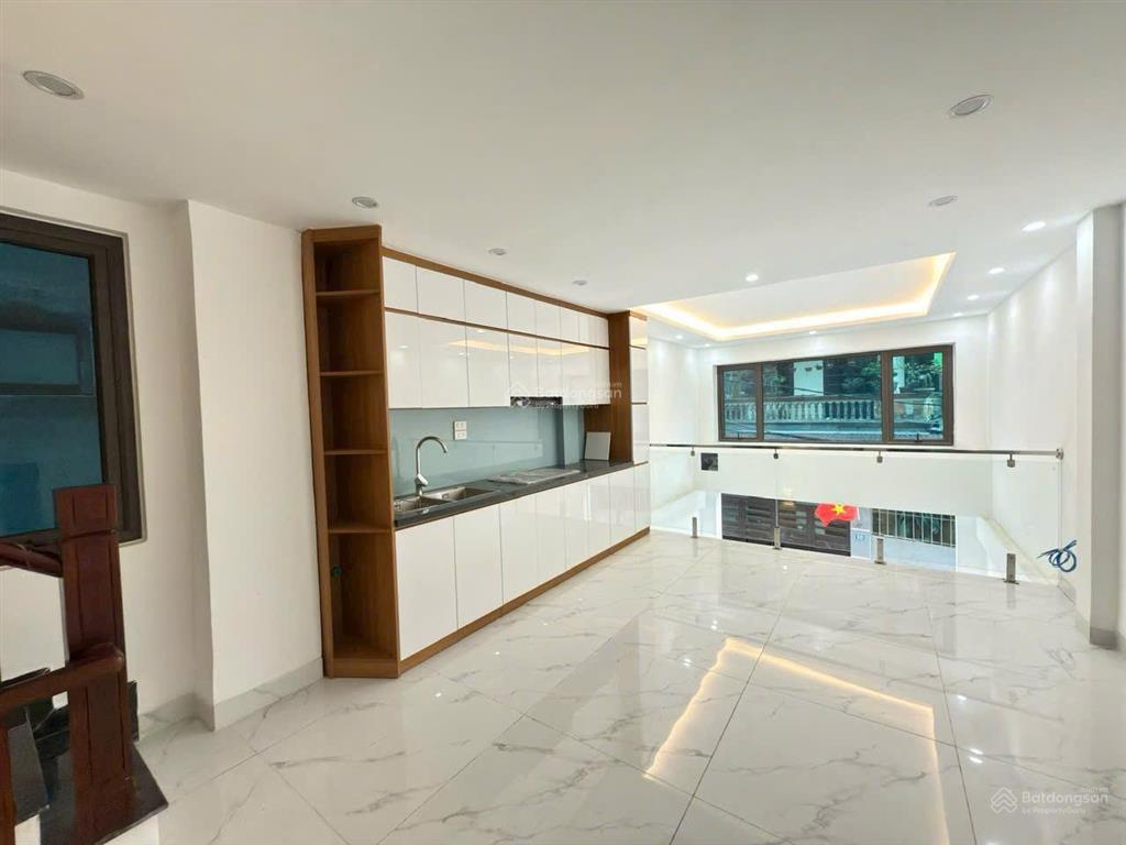 Bán nhà giang biên, hiếm đẹp, lô góc, thang máy, đường nhựa thông