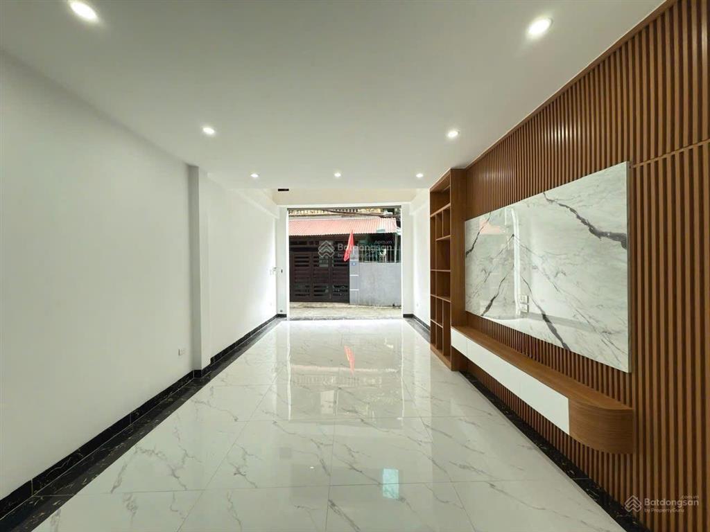 Bán nhà giang biên, hiếm đẹp, lô góc, thang máy, đường nhựa thông