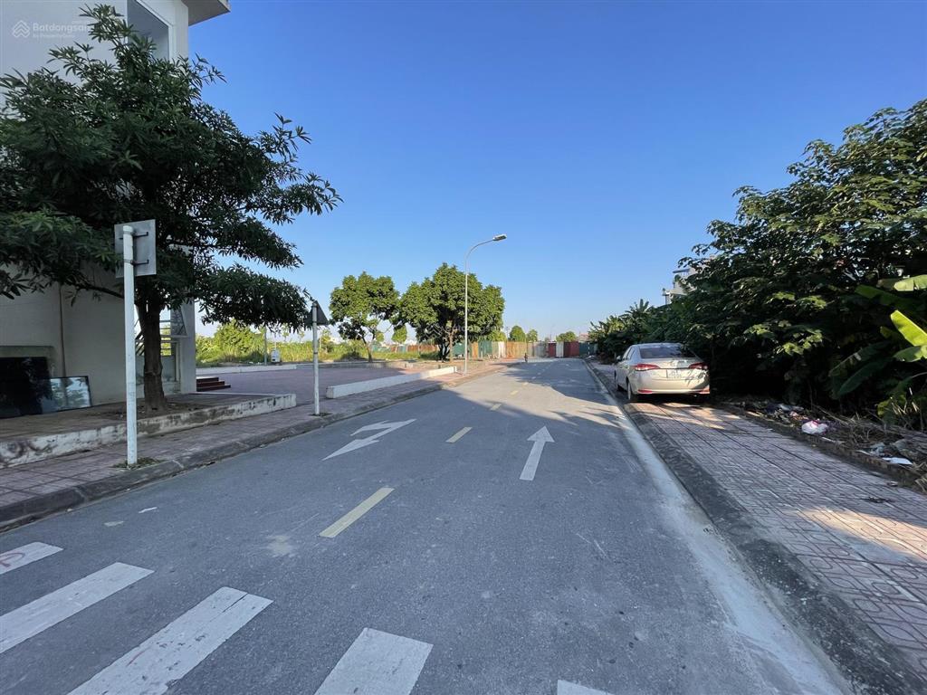 Bán đất đấu giá cự khối, tt9  lô 2 mặt đường ngay gần hồ