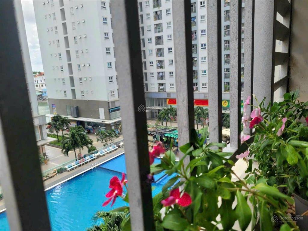 Cần cho thuê căn hộ nhà trống 65m2, 2p.n, 2 toilet, nhận nhà ở ngay.