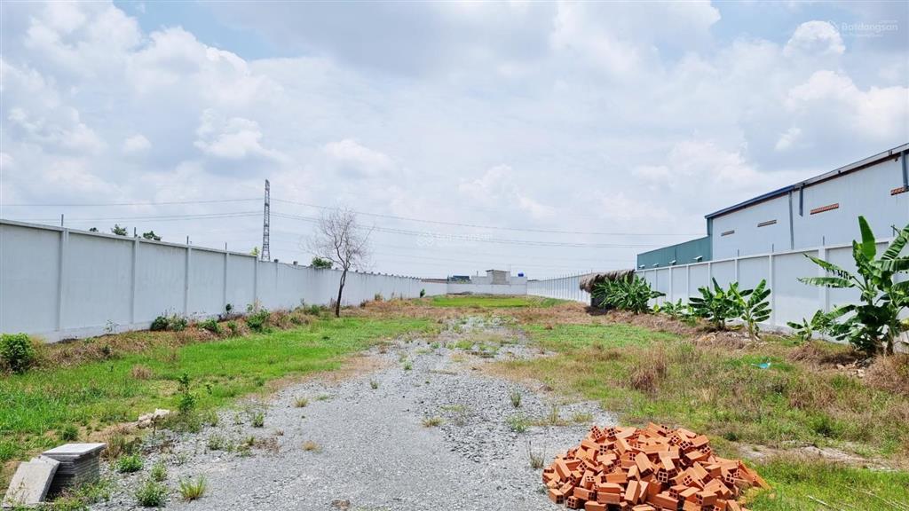 4260m2 đất ngay trục chính nguyễn hữu trí khu vực kho xưởng sầm uất chỉ 3,3km tới tphcm