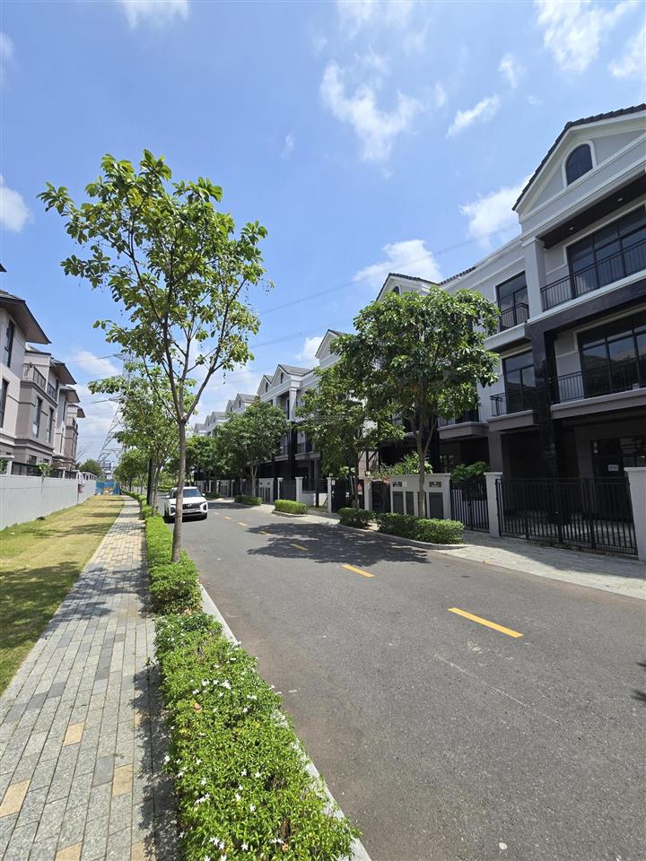 Tôi cần bán gấp nhà phố gs metro city . dt 7x17 , giá 16,5 tỷ