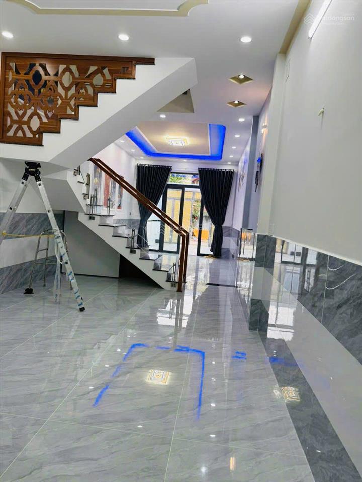 Bán nhà đối diện công viên, 4pn, sổ hoàn công (1 trệt 1 lầu)