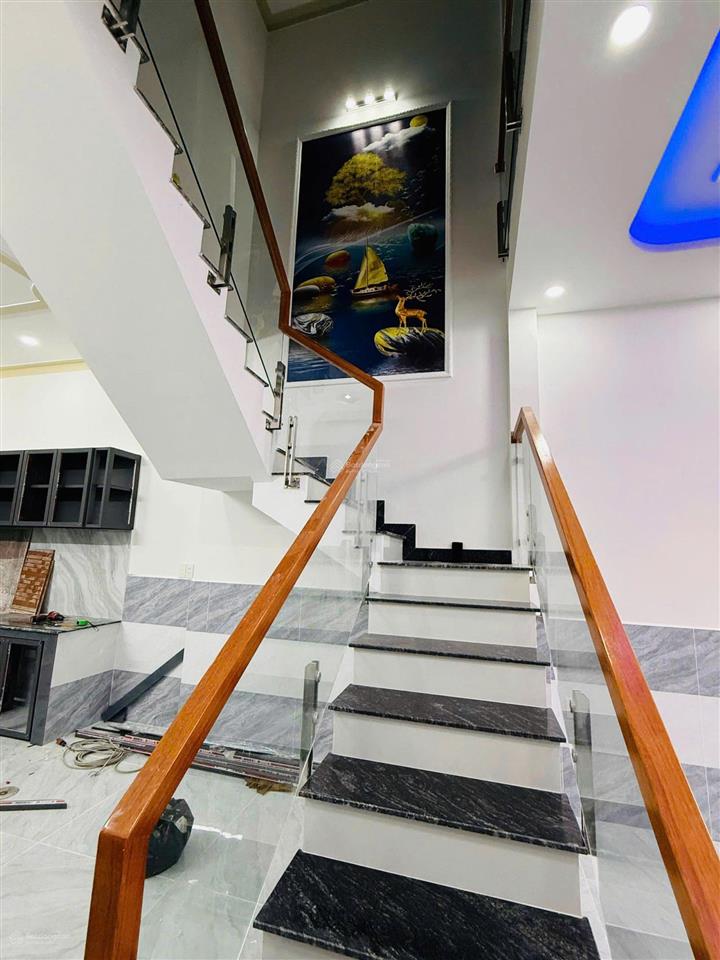 Bán nhà đối diện công viên, 4pn, sổ hoàn công (1 trệt 1 lầu)