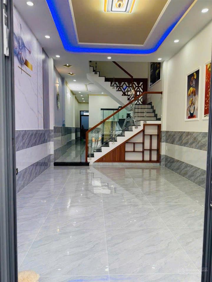 Bán nhà đối diện công viên, 4pn, sổ hoàn công (1 trệt 1 lầu)