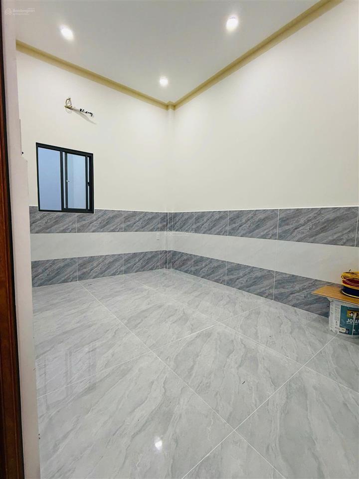 Bán nhà đối diện công viên, 4pn, sổ hoàn công (1 trệt 1 lầu)