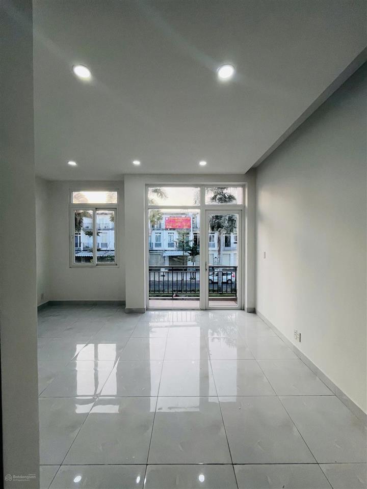 Đi nước ngoài| cần bán nhà phố thương mại, trục kinh doanh sầm uất, cạnh căn góc ngã tư