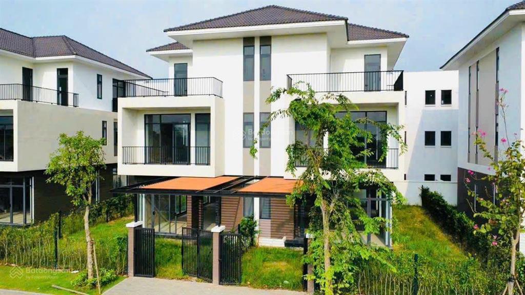 Bán căn góc biệt thự 170m2 đường 16m đối diện sân golf (3 tầng)