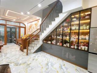 Bán nhà đẹp 2 lầu công năng rộng rãi, vị trí trung tâm bến lức