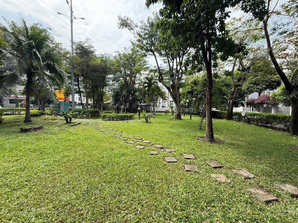 Bán biệt thự mỹ văn, giá 160 tỷ, diện tích đất 580m2, căn góc công viên 3 tầng, 9pn, đẹp xuất sắc!