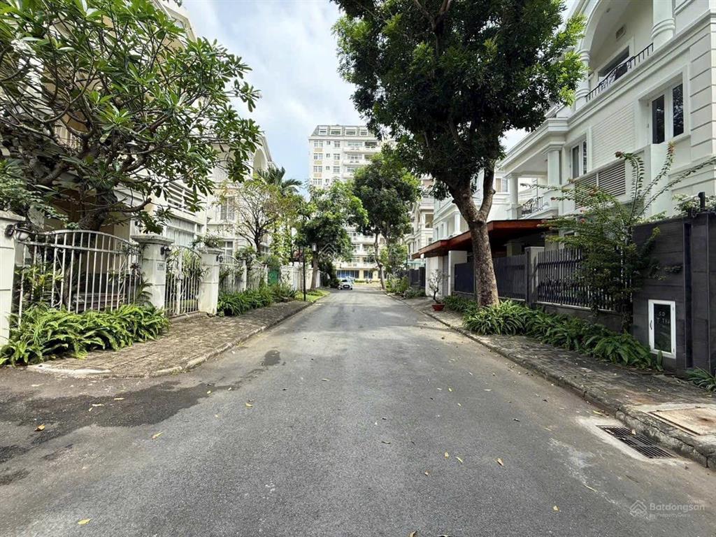 Bán biệt thự mỹ văn, giá 160 tỷ, diện tích đất 580m2, căn góc công viên 3 tầng, 9pn, đẹp xuất sắc!