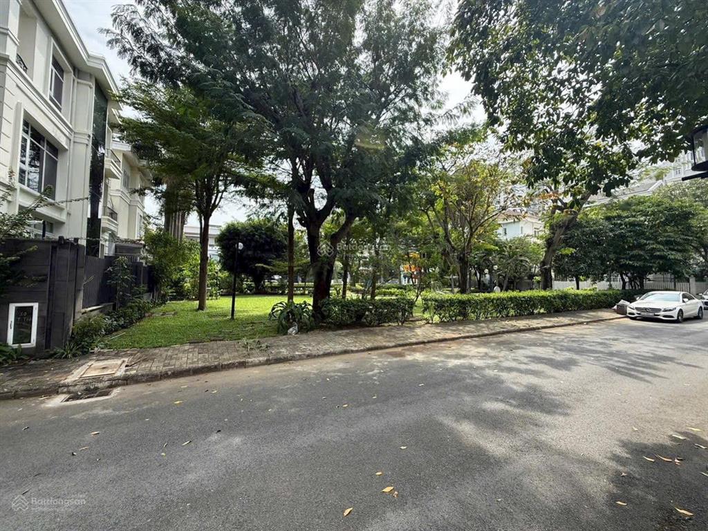 Bán biệt thự mỹ văn, giá 160 tỷ, diện tích đất 580m2, căn góc công viên 3 tầng, 9pn, đẹp xuất sắc!