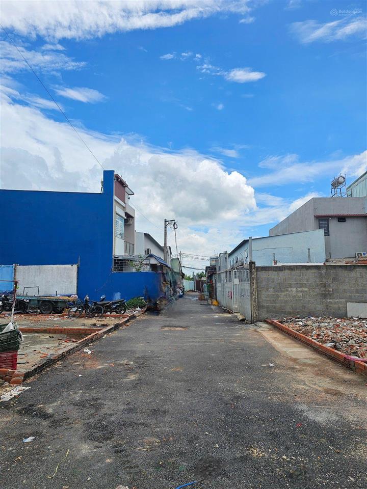 Đất gần chợ đầu mối hóc môn, đường xe hơi đến nơi, dt 5,53m * 17m nở hậu