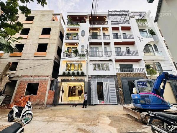 Nhà gần chợ thạnh xuân, nhà mới xây full nội thất, đường xe hơi, 4 phòng ngủ, 6wc.