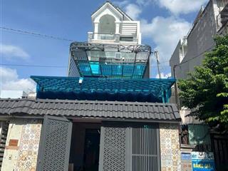 Nhà gần chợ hiệp thành, xe hơi ngủ trong nhà, đường xe hơi thông, dt ngang 4,5m * 24m trệt 3 lầu